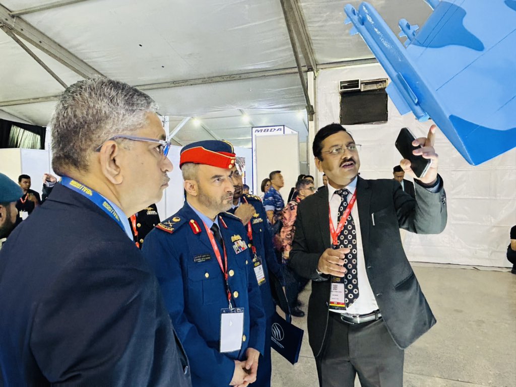 Dy Commander of UAEAFAD visits BrahMos pavilion at Bali Airshow