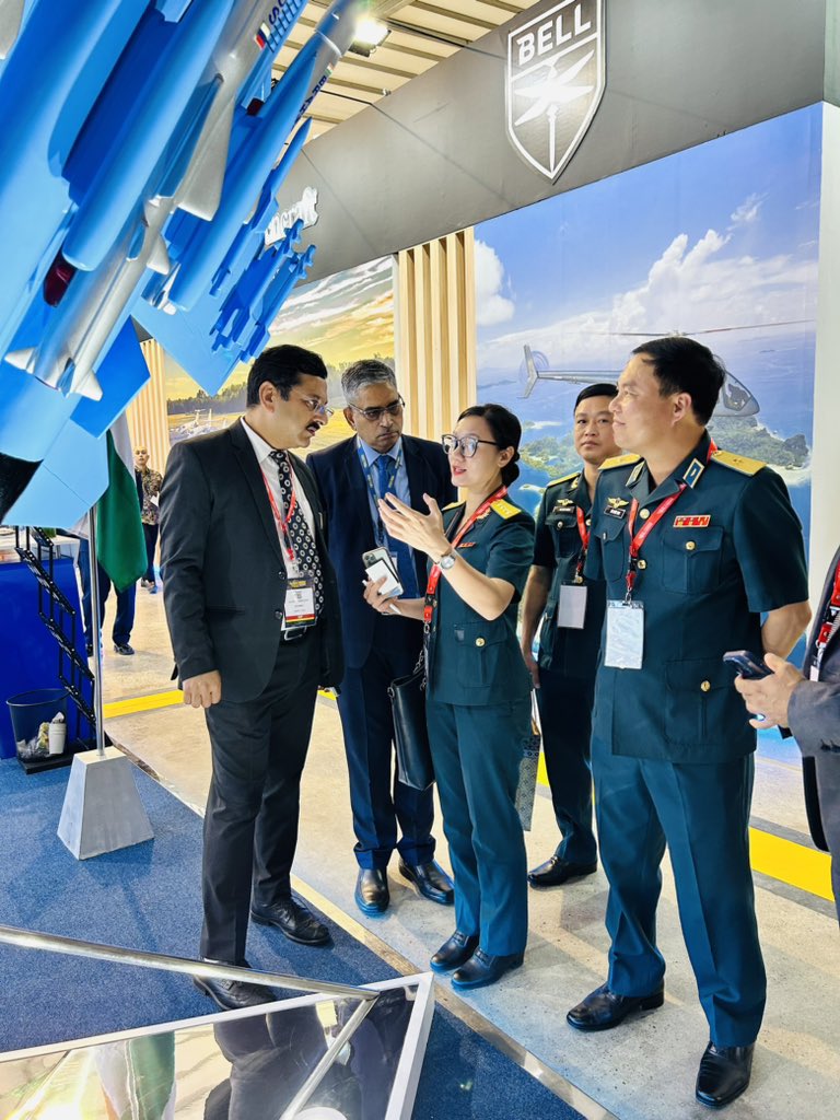Maj. Gen. Bui Thien Thau, Vietnam visits BrahMos pavilion at Bali Airshow