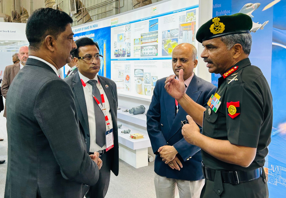 GOC-in-C, Western Command, Indian Army visits BrahMos pavilion at Aero India 2025