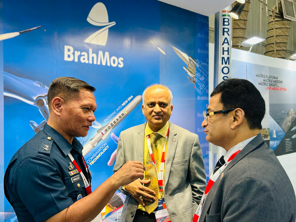 Vice Commander of the Philippine Air Force (PAF) visits BrahMos pavilion