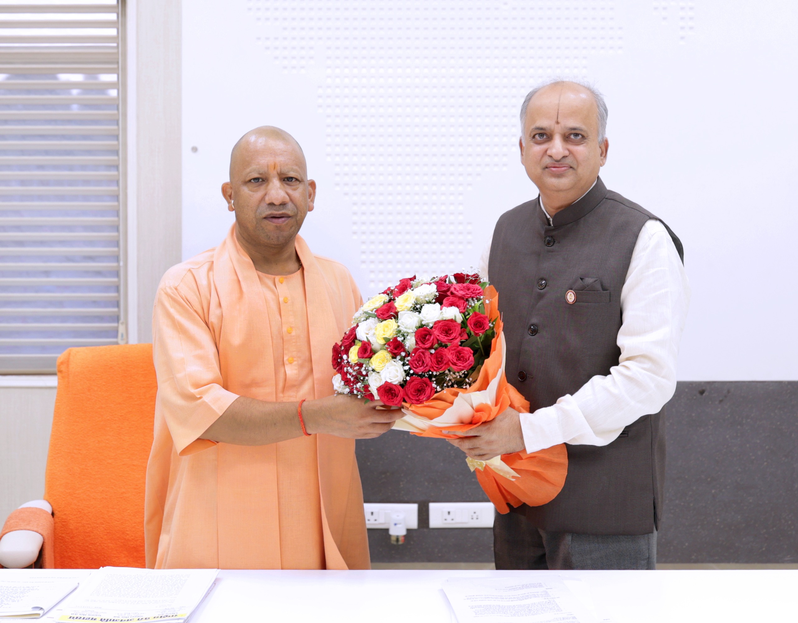 मुख्यमंत्री श्री योगी आदित्यनाथ जी महाराज से लखनऊ में ब्रह्मोस एयरोस्पेस के महानिदेशक डॉ. जयतीर्थ राघवेन्द्र जोशी जी ने शिष्टाचार भेंट की।